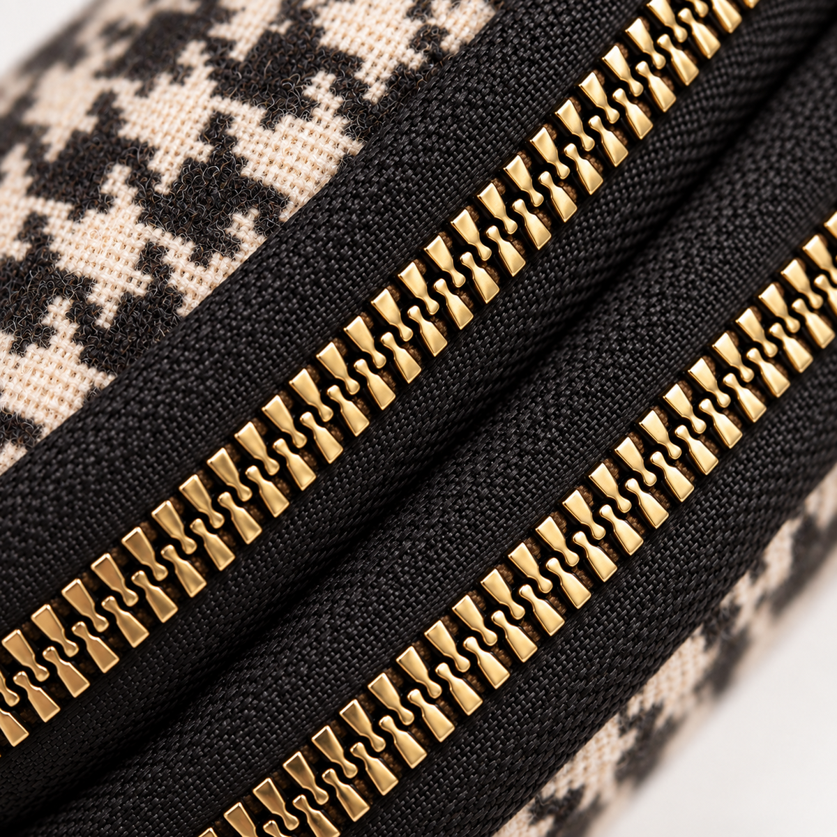 LAURA - Black - Zip detail