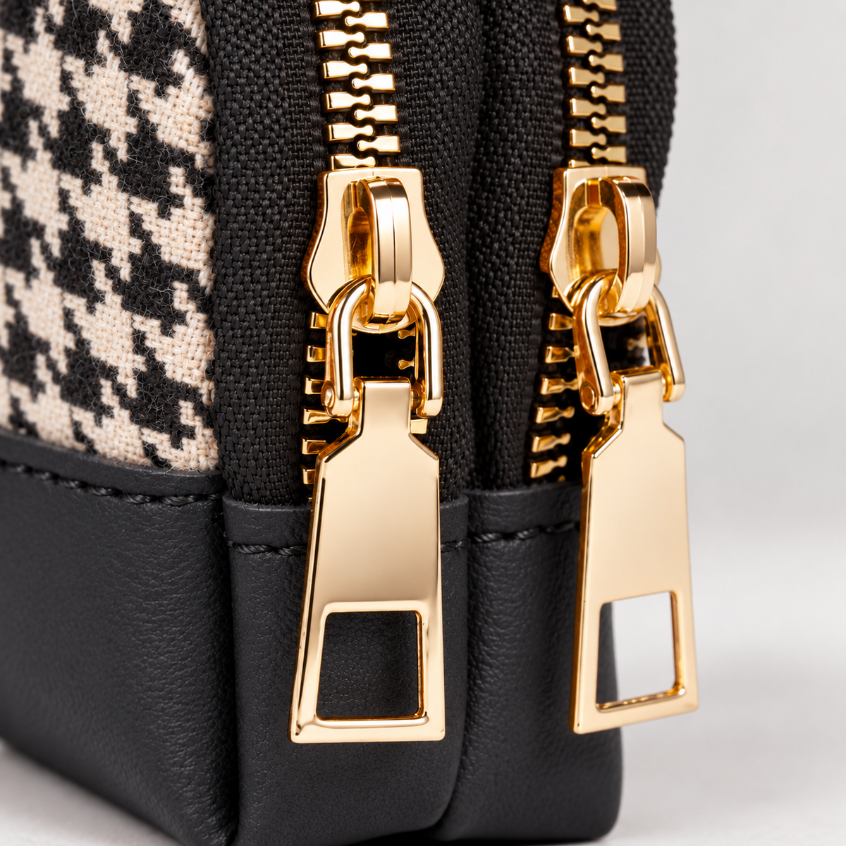 LAURA - Black - Hardware detail